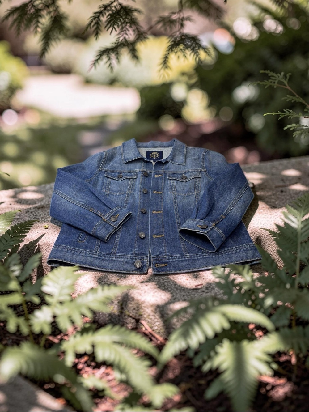 Talbots Classic Denim Trucker Jacket Blue Medium Wash Crest Tag Women’s Size 12P